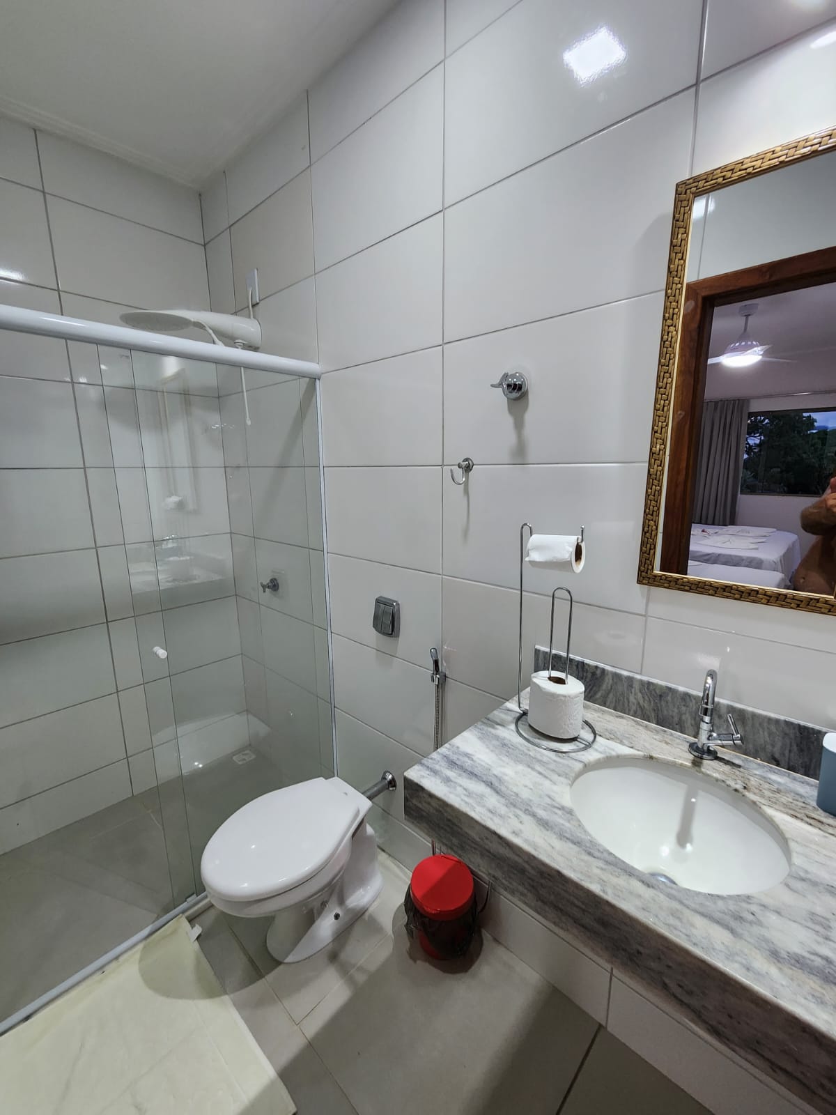 Detalhe do quarto com ar-condicionado